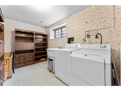 12 Glenport Road, Cochrane, AB - Indoor Photo Showing Laundry Room