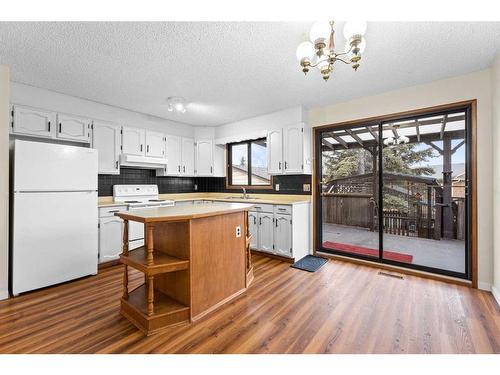 12 Glenport Road, Cochrane, AB - Indoor Photo Showing Kitchen