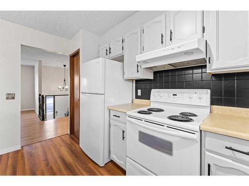 12 Glenport Road, Cochrane, AB - Indoor Photo Showing Kitchen