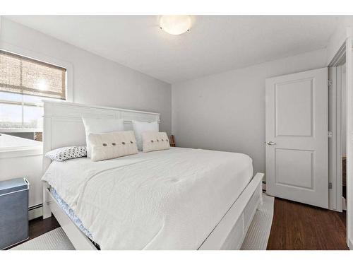 302-4704 Stanley Road Sw, Calgary, AB - Indoor Photo Showing Bedroom