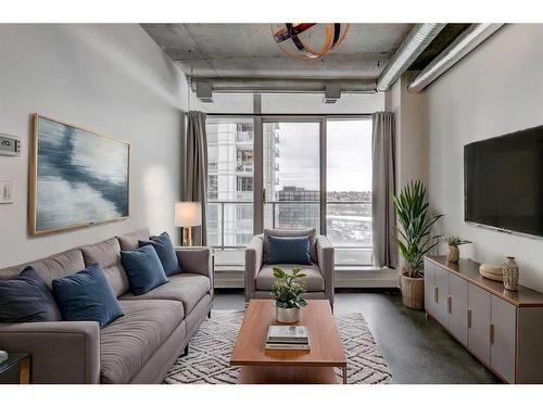 1003-624 8 Avenue Se, Calgary, AB - Indoor Photo Showing Living Room