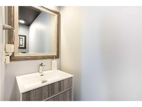 106-800 Yankee Valley Boulevard Se, Airdrie, AB - Indoor Photo Showing Bathroom