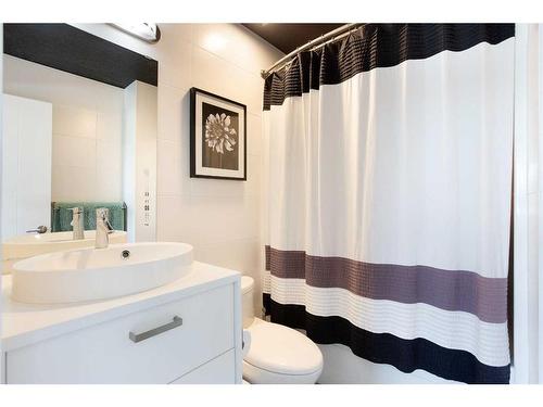 106-800 Yankee Valley Boulevard Se, Airdrie, AB - Indoor Photo Showing Bathroom