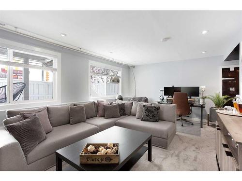 106-800 Yankee Valley Boulevard Se, Airdrie, AB - Indoor Photo Showing Living Room