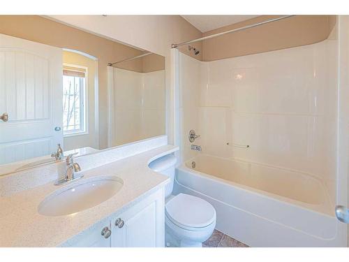 47 Everoak Gardens Sw, Calgary, AB - Indoor Photo Showing Bathroom