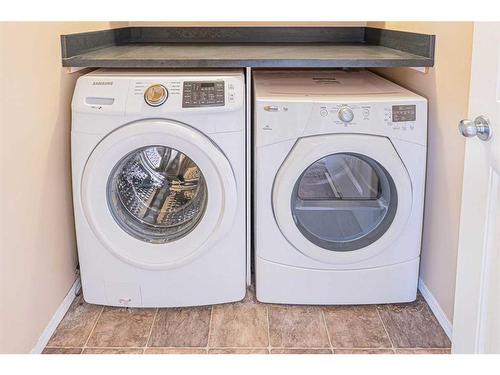 47 Everoak Gardens Sw, Calgary, AB - Indoor Photo Showing Laundry Room