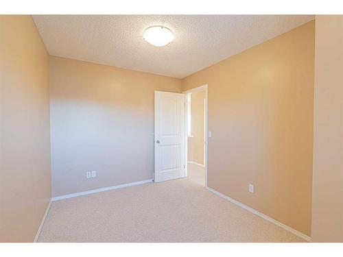 47 Everoak Gardens Sw, Calgary, AB - Indoor Photo Showing Other Room