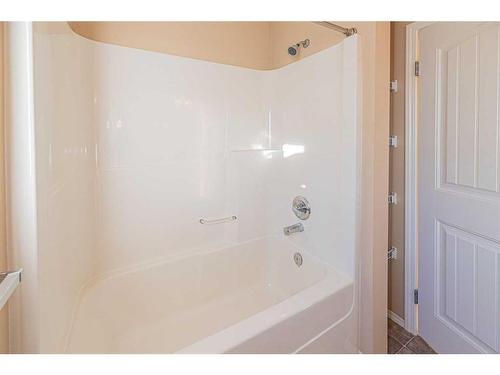 47 Everoak Gardens Sw, Calgary, AB - Indoor Photo Showing Bathroom