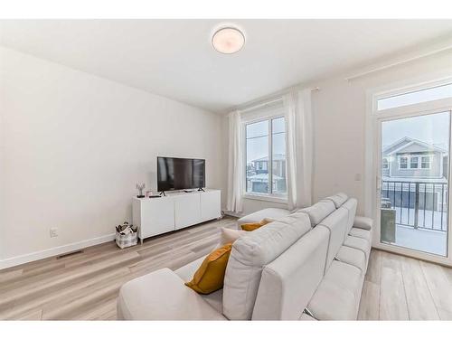 368 Seton Villas Se, Calgary, AB - Indoor Photo Showing Living Room