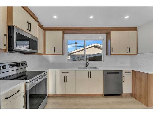 5516 5 Avenue Se, Calgary, AB - Indoor Photo Showing Kitchen