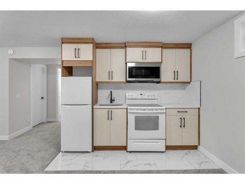 5516 5 Avenue Se, Calgary, AB - Indoor Photo Showing Kitchen