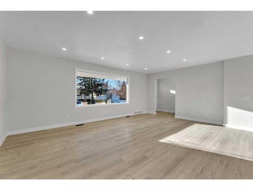 5516 5 Avenue Se, Calgary, AB - Indoor Photo Showing Living Room