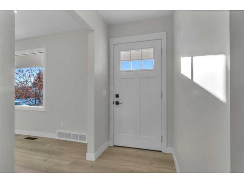 5516 5 Avenue Se, Calgary, AB - Indoor Photo Showing Other Room