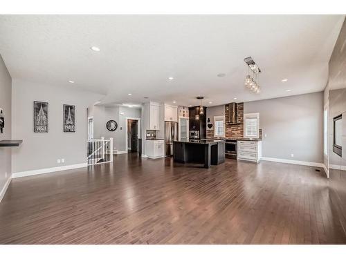 222 Ravenscroft Green Se, Airdrie, AB - Indoor Photo Showing Living Room