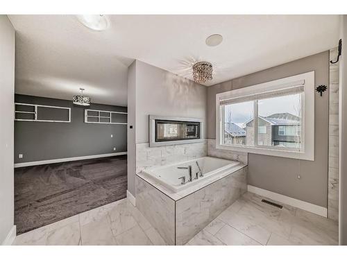 222 Ravenscroft Green Se, Airdrie, AB - Indoor Photo Showing Bathroom