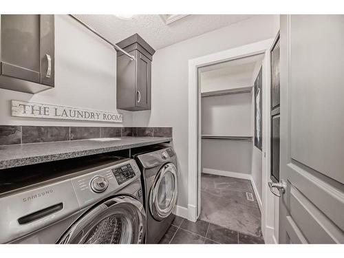 222 Ravenscroft Green Se, Airdrie, AB - Indoor Photo Showing Laundry Room