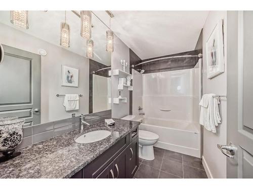 222 Ravenscroft Green Se, Airdrie, AB - Indoor Photo Showing Bathroom