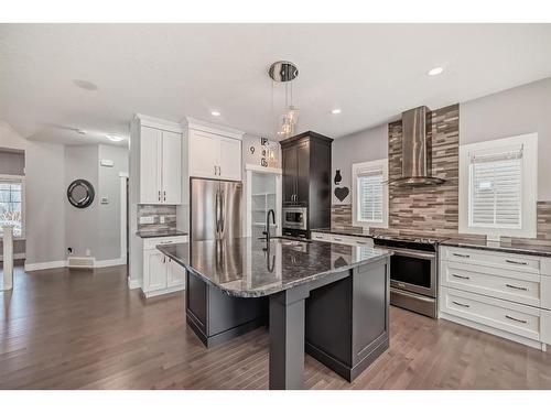 222 Ravenscroft Green Se, Airdrie, AB - Indoor Photo Showing Kitchen With Upgraded Kitchen