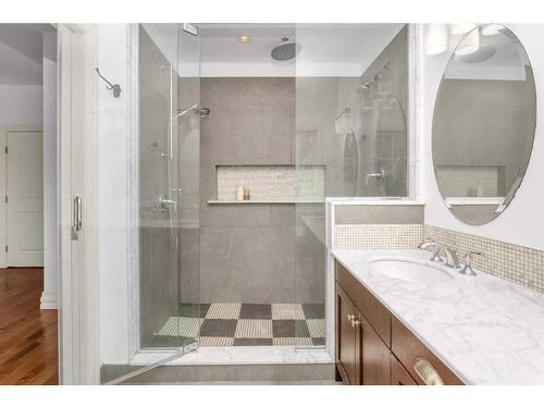 1506 33 Avenue Sw, Calgary, AB - Indoor Photo Showing Bathroom