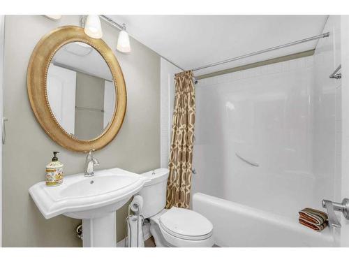 1506 33 Avenue Sw, Calgary, AB - Indoor Photo Showing Bathroom