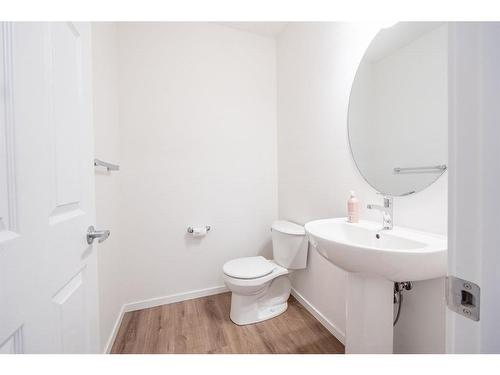 571 Osborne Dr Sw, Airdrie, AB - Indoor Photo Showing Bathroom