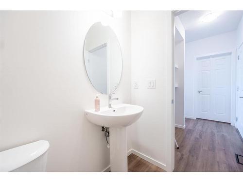 571 Osborne Dr Sw, Airdrie, AB - Indoor Photo Showing Bathroom