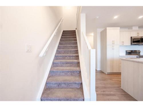 571 Osborne Dr Sw, Airdrie, AB - Indoor Photo Showing Kitchen