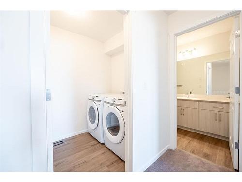 571 Osborne Dr Sw, Airdrie, AB - Indoor Photo Showing Laundry Room