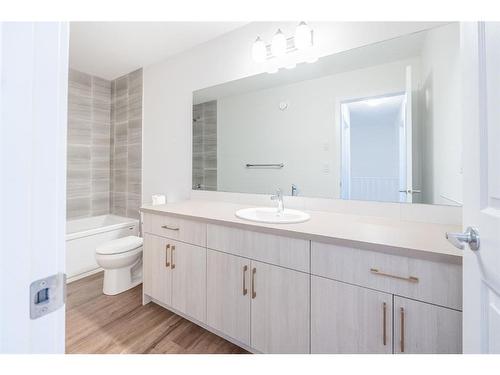 571 Osborne Dr Sw, Airdrie, AB - Indoor Photo Showing Bathroom