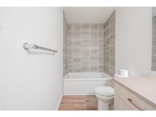 571 Osborne Dr Sw, Airdrie, AB - Indoor Photo Showing Bathroom