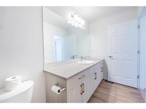 571 Osborne Dr Sw, Airdrie, AB - Indoor Photo Showing Bathroom