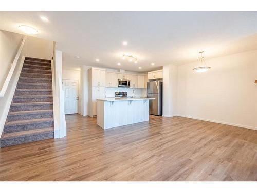 571 Osborne Dr Sw, Airdrie, AB - Indoor Photo Showing Kitchen