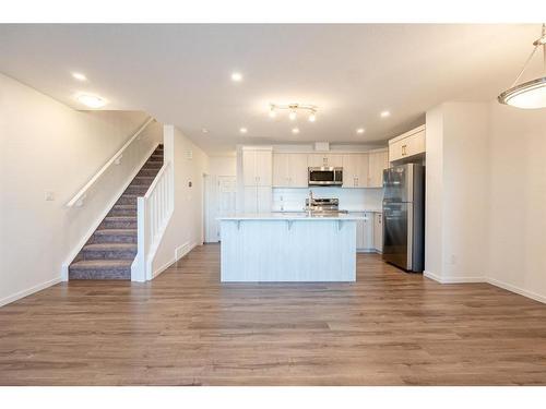 571 Osborne Dr Sw, Airdrie, AB - Indoor Photo Showing Kitchen