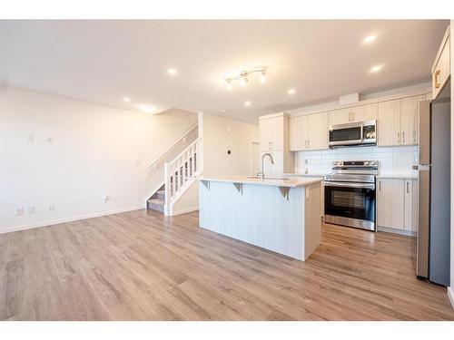 571 Osborne Dr Sw, Airdrie, AB - Indoor Photo Showing Kitchen