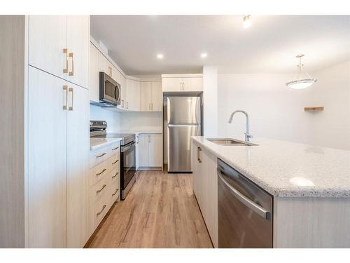 571 Osborne Dr Sw, Airdrie, AB - Indoor Photo Showing Kitchen With Stainless Steel Kitchen With Double Sink With Upgraded Kitchen