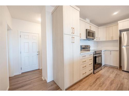 571 Osborne Dr Sw, Airdrie, AB - Indoor Photo Showing Kitchen With Stainless Steel Kitchen