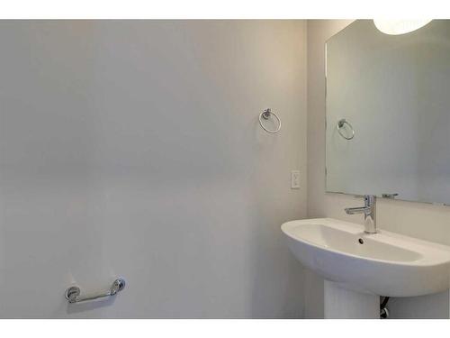 802 Bayview Terrace Sw, Airdrie, AB - Indoor Photo Showing Bathroom