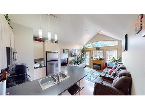 305-176 Kananaskis Way, Canmore, AB - Indoor Photo Showing Living Room