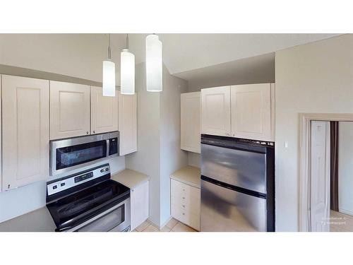 305-176 Kananaskis Way, Canmore, AB - Indoor Photo Showing Kitchen