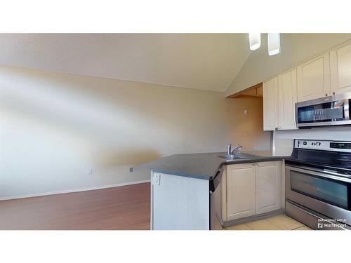 305-176 Kananaskis Way, Canmore, AB - Indoor Photo Showing Kitchen