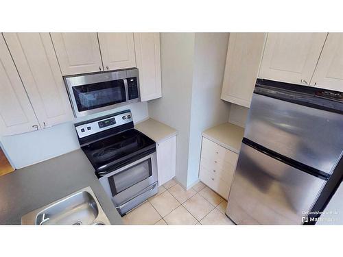 305-176 Kananaskis Way, Canmore, AB - Indoor Photo Showing Kitchen