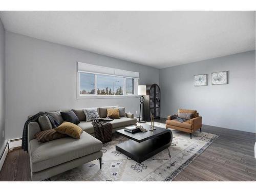 304-312 15 Avenue Ne, Calgary, AB - Indoor Photo Showing Living Room