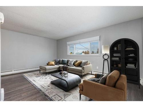 304-312 15 Avenue Ne, Calgary, AB - Indoor Photo Showing Living Room