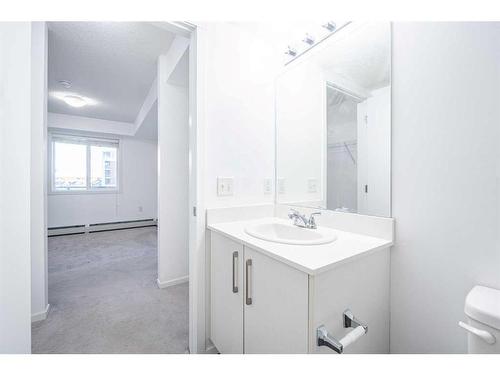 3321-4641 128 Avenue Ne, Calgary, AB - Indoor Photo Showing Bathroom