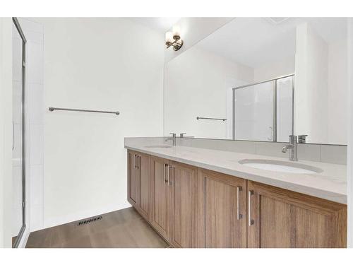 767 South Point Heath Sw, Airdrie, AB - Indoor Photo Showing Bathroom