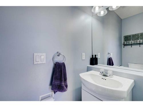 19 Woodside Crescent Nw, Airdrie, AB - Indoor Photo Showing Bathroom