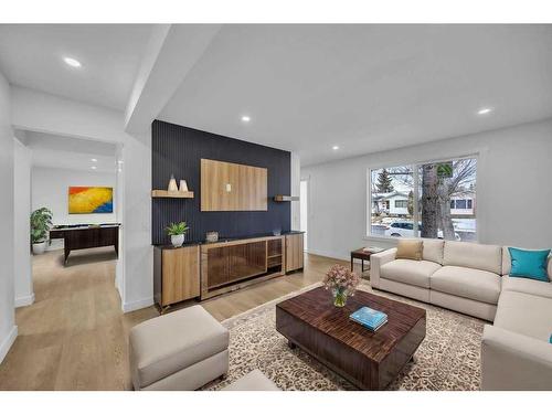 5915 Rundlehorn Drive Ne, Calgary, AB - Indoor Photo Showing Living Room