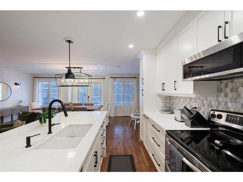 2726 7 Avenue Nw, Calgary, AB - Indoor Photo Showing Kitchen With Double Sink With Upgraded Kitchen