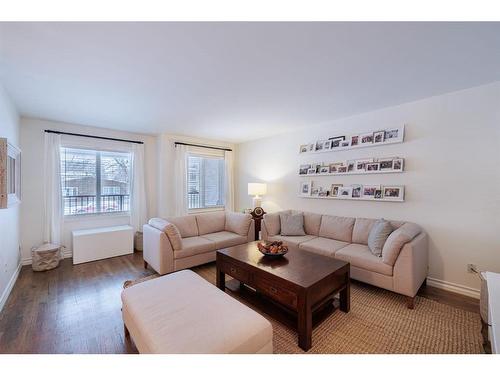 2726 7 Avenue Nw, Calgary, AB - Indoor Photo Showing Living Room