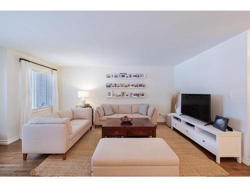 2726 7 Avenue Nw, Calgary, AB - Indoor Photo Showing Living Room